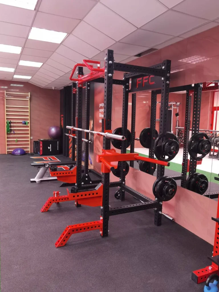 Oprema za trening snage u fitness studiju Rakovica